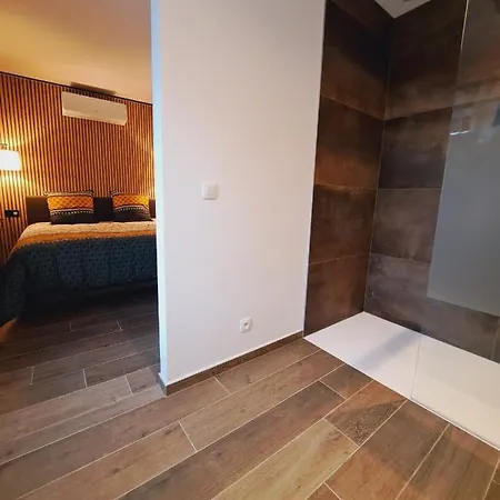 Un Sous Roche 펜션 라로셰안알데네